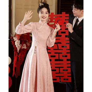 Розовая одежда Cheongsam с длинными рукавами для помолвки, тоста невесты, Новое традиционное китайское элегантное платье Qipao для банкета с темпераментом. Изображение